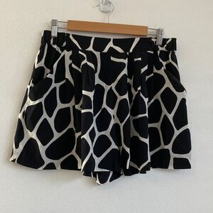 Club Monaco Silk Shorts Size 6 white black‎ Monochrome Patterned